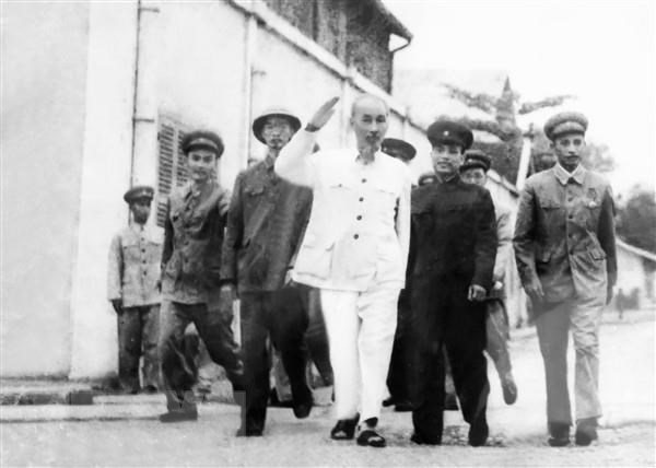 El 5 de abril de 1958, el Presidente Ho Chi Minh visitó la Escuela Militar (Foto: archivo)