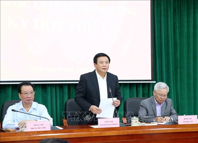 Nguyen Xuan Thang, presidente del Consejo Teórico Nacional del PCV y director de la Academia Política Nacional Ho Chi Minh preside la reunión. (Foto: VNA)