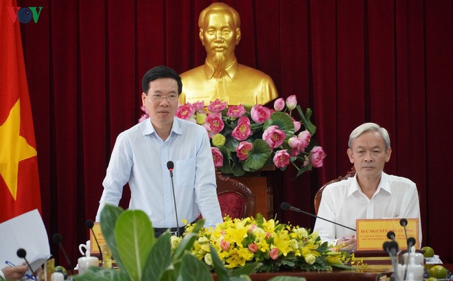 Vo Van Thuong, secretario del CC del PCV y jefe de la Comisión de Propaganda y Educación del PCV trabaja con las autoridades de Dong Nai (Foto: VOV)