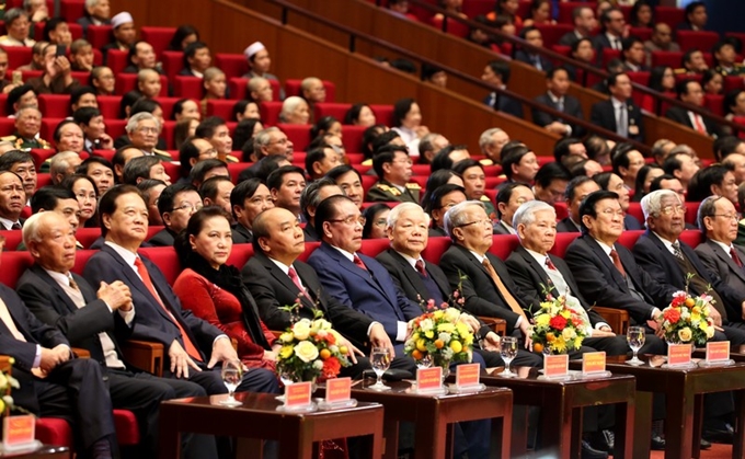 Los dirigentes y ex dirigentes del Partido Comunista, el Estado y el Gobierno en el mitin.