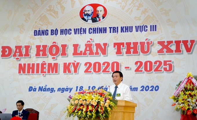 Nguyen Xuan Thang, presidente del Consejo Teórico Central y director de la Academia Política Nacional Ho Chi Minh interviene en la reunión. (Foto: Đình Tăng)