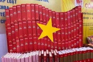 Inauguración de la exposición del libro en conmemoración de los 90 años del Partido Comunista de Vietnam