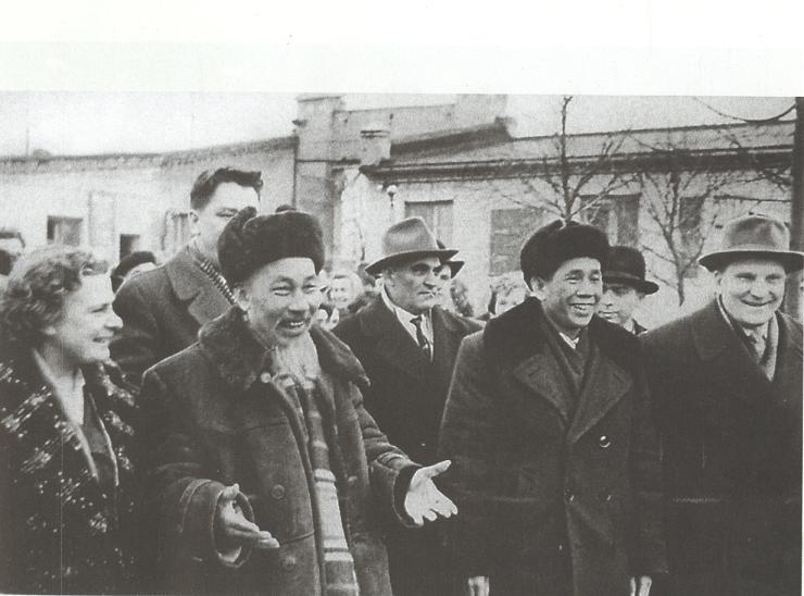 El presidente Ho Chi Minh y el ex primer secretario del Comité Central del Partido Comunista de Vietnam, Le Duan, participaron en el XXII Congreso Nacional del Partido Comunista de la Antigua Unión Soviética en el Kremlin, en octubre de 1961 (Fuente: Ministerio de Relaciones Exteriores de Vietnam)