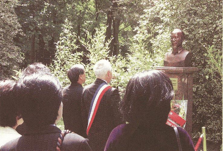 La estatua del presidente Ho Chi Minh en el parque Montreaude Francia, inaugurada el 19 de mayo de 2005 (Fuente: Ministerio de RelacionesExteriores de Vietnam)