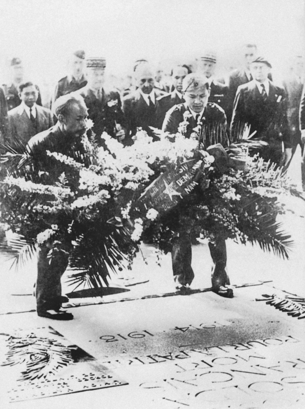 El presidente Ho Chi Minh depositó una ofrenda floral en homenaje a los soldados caídos por la independencia y la libertad en el Arco del Triunfo en París (capital de Francia), en junio de 1946