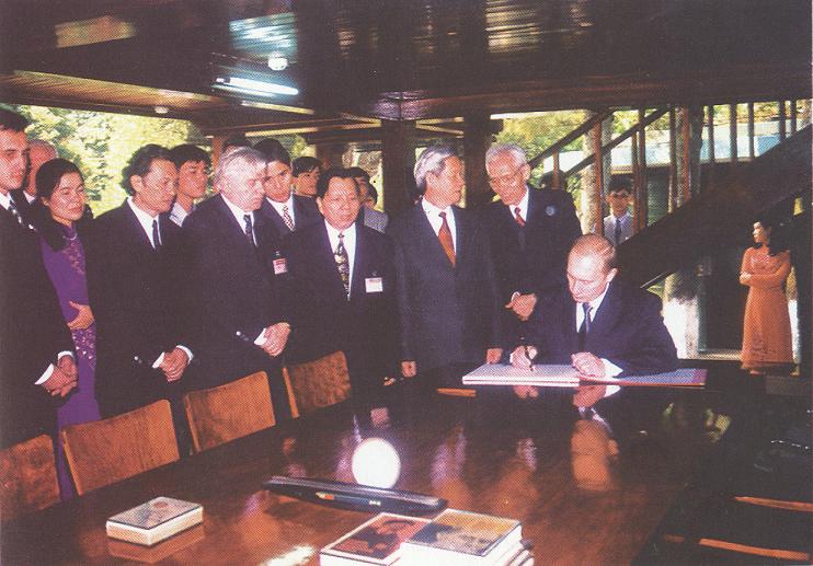 El presidente ruso, Vladímir Putin, en la Zona de Vestigios en homenaje al presidente Ho Chi Minh en el Palacio Presidencial en Hanói, el 2 de marzo de 2001 (Fuente: Zona de Vestigios en homenaje al presidente Ho Chi Minh en el Palacio Presidencial en Hanói)