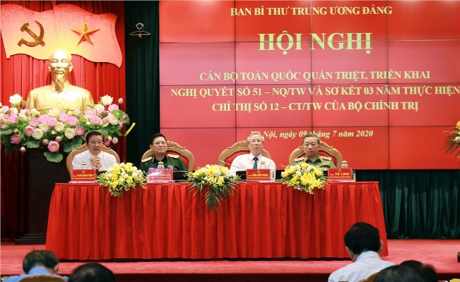 Tran Quoc Vuong (segundo a la d.), miembro permanente del Secretariado del Comité Central (CC) del Partido Comunista de Vietnam (PCV) participa en la reunión