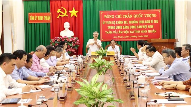 El miembro permanente del Secretariado del Comité Central del Partido Comunista de Vietnam, Tran Quoc Vuong trabaja con las autoridades de Ninh Thuan (Foto: VNA)