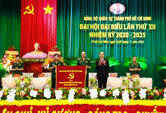 Nguyen Thien Nhan felicita el éxito del XII Congreso del Partido de la filial del Ejército Popular de Vietnam en Ciudad Ho Chi Minh.