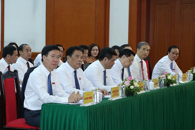 Vo Van Thuong, miembro del Buró Político, secretario del Comité Central y jefe de la Comisión de Propaganda y Educación del Comité Central del PCV (primero a la izquierda)