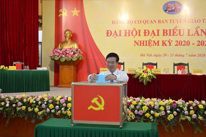 El jefe de la Comisión de Propaganda y Educación del Comité Central del Partido Comunista de Vietnam, Vo Van Thuong, vota en la reunión.