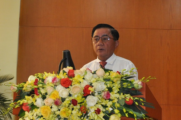 Tran Cam Tu, presidente del Comité del Partido de la Comisión de Inspección, hace uso de la palabra para dirigir el Congreso.