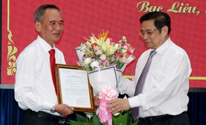 Pham Minh Chinh (d) entrega a Lu Van Hung la decisión de nombrar a este dirigente secretario del Comité del Partido de la provincia Bac Lieu, mandato 2015-2020.