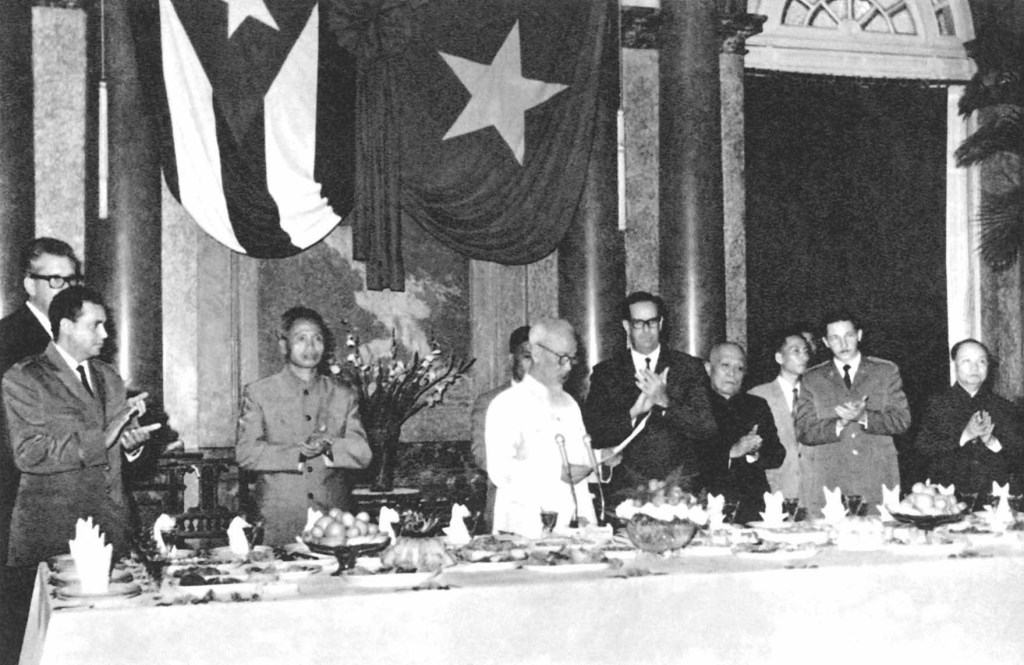 El presidente Ho Chi Minh durante la lectura del discurso de bienvenida a la delegación del Gobierno cubano encabezada por el mandatario del país, Osvaldo Dorticós Torrado, durante su visita a Vietnam el 29 de octubre de 1966.