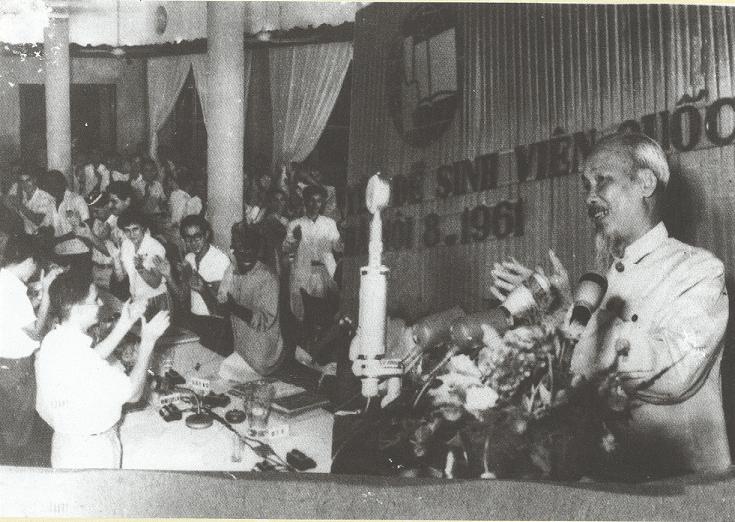 El presidente Ho Chi Minh en su visita e intervención en la Conferencia Internacional de Estudiantes, agosto de 1961, Hanói. (Fuente: Ministerio de Relaciones Exteriores de Vietnam)