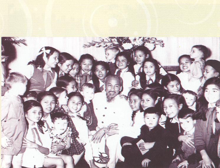 El presidente Ho Chi Minh junto con niños vietnamitas y extranjeros durante la fiesta del año nuevo, diciembre de 1955, Hanói. (Fuente: Zona de Vestigios en homenaje al presidente Ho Chi Minh. Palacio Presidencial en Hanói)