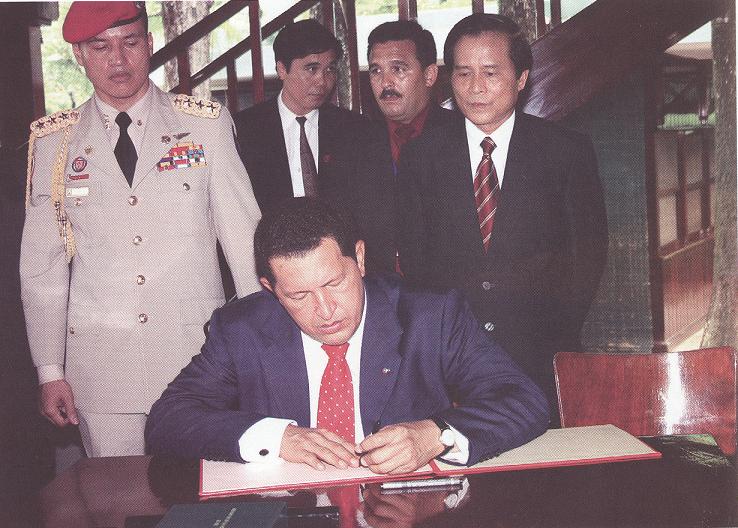 El presidente de Venezuela, Hugo Chávez, 1 de agosto de 2006, Palacio Presidencial en Hanói. (Fuente: Zona de Vestigios en homenaje al presidente Ho Chi Minh. Palacio Presidencial en Hanói)
