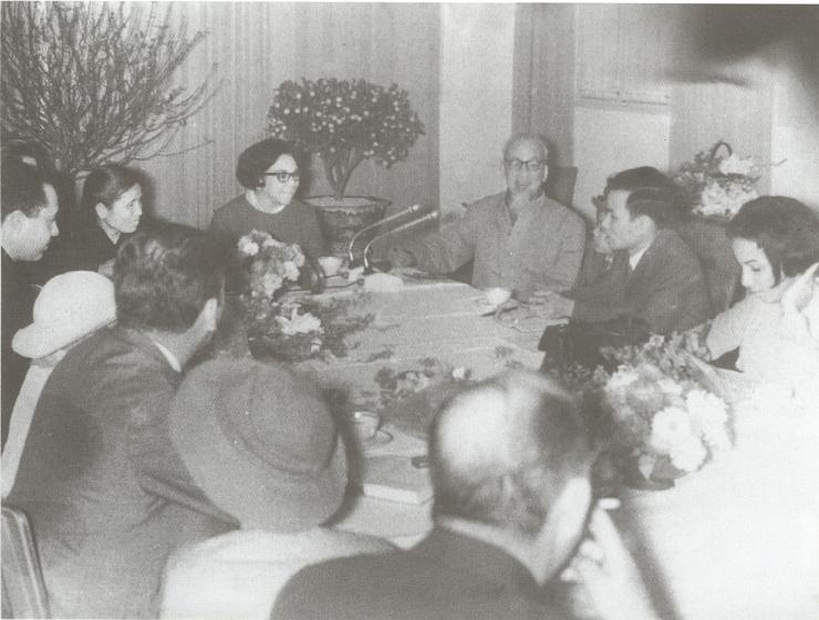 El presidente Ho Chi Minh, febrero de 1969, reunido con la delegación del Instituto cubano de Amistad con los Pueblos, Palacio Presidencial en Hanói. (Fuente: Zona de Vestigios en homenaje al presidente Ho Chi Minh. Palacio Presidencial en Hanói)