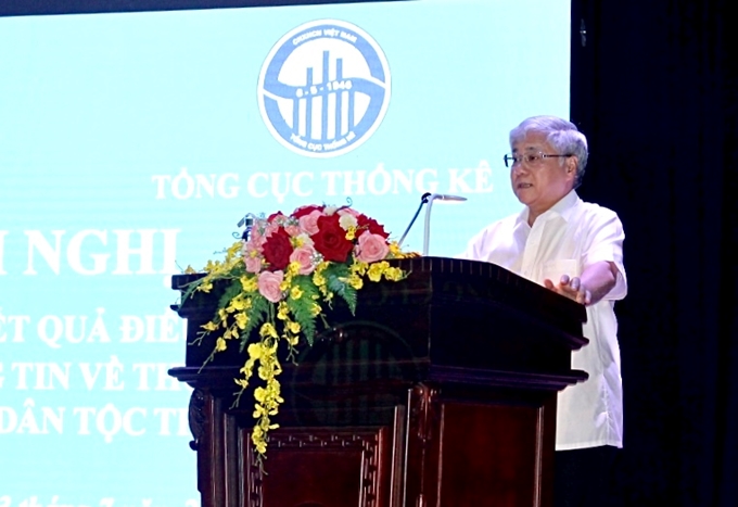 El ministro y presidente del Comité de asuntos étnicos Do Van Chien interviene en la conferencia.