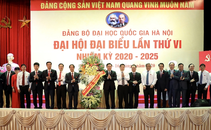 Vuong Dinh Hue, miembro del Buró Político y secretario del Comité del Partido de Hanói, felicita el éxito del congreso.