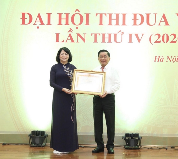 La vicepresidenta de Vietnam y primera vicejefa del Consejo de Emulación y Mérito del CCPCV, Dang Thi Ngoc Thinh, entrega un Certificado de Mérito del Primer Ministro Nguyen Xuan Phuc a la Comisión de Inspección del CCPCV.