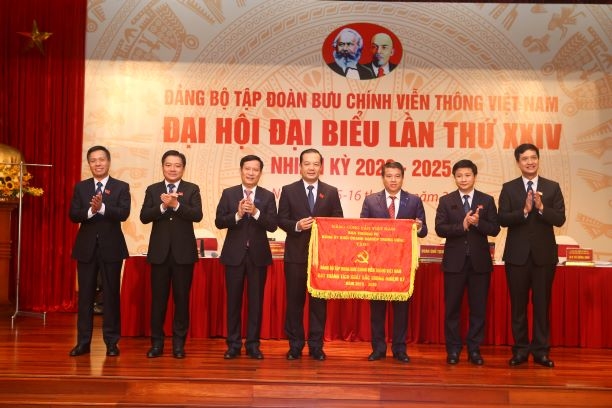 Y Thanh Ha Niê Kam, secretario del Comité del Partido del Bloque Empresarial Central otorgó la Bandera de Emulación de este órgano al Comité del Partido del Grupo VNPT por sus destacados logros durante el período 2015-2020.