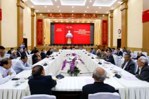 Consulta sobre el borrador de los documentos a presentar ante el Congreso provincial del Partido de Lam Dong