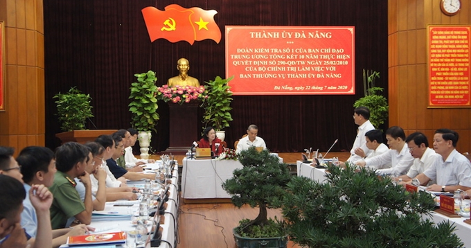 La jefa de la Comisión de Movilización de Masas del Comité Central del PCV, Truong Thi Mai, trabaja con el Comité del Partido de Da Nang.