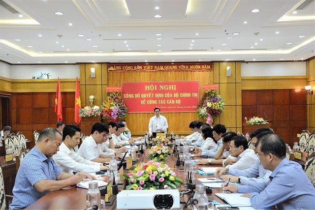 Pham Minh Chinh trabaja con el Comité Permanente del Comité del Partido de la provincia de Tay Ninh.