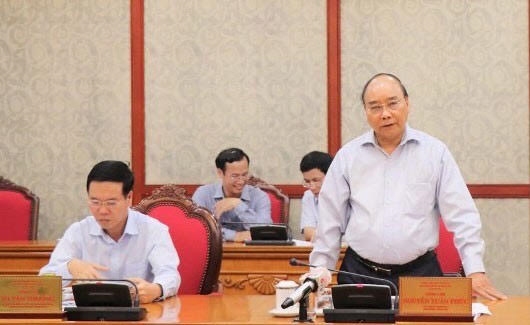 El primer ministro de Vietnam, Nguyen Xuan Phuc, preside la reunión con el Comité del Partido de la provincia meridional de Binh Duong