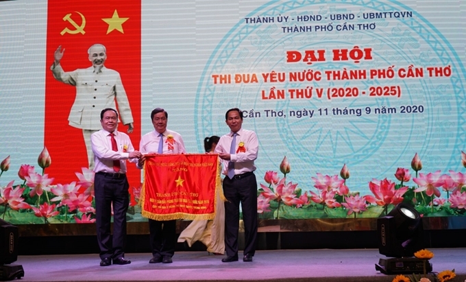 El jefe del Frente de la Patria de Vietnam, Tran Thanh Man, otorga la bandera de emulación del Gobierno a las autoridades de Can Tho.