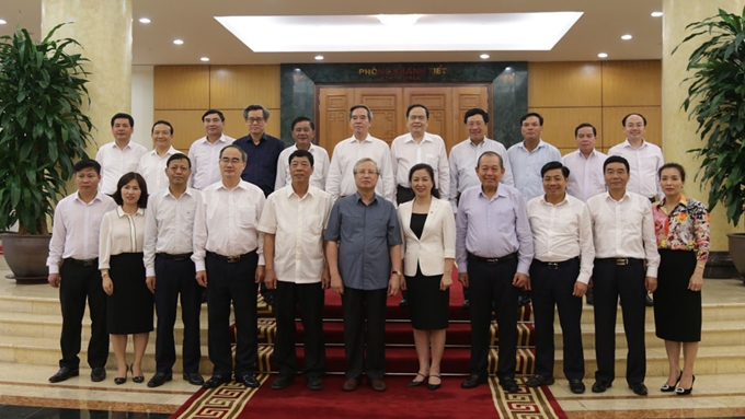 Tercera delegación de trabajo del Politburó encabezada por el miembro permanente del Secretariado del CCPCV, Tran Quoc Vuong, en una reunión de trabajo con la organización del Partido de la provincia de Bac Giang.