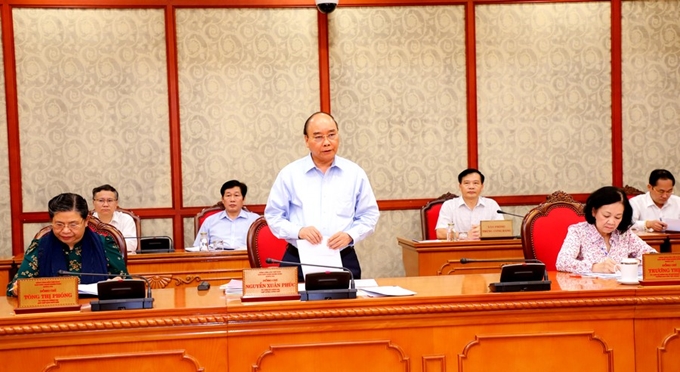 El primer ministro Nguyen Xuan Phuc durante la reunión de trabajo con la organización provincial del Partido de Nghe An