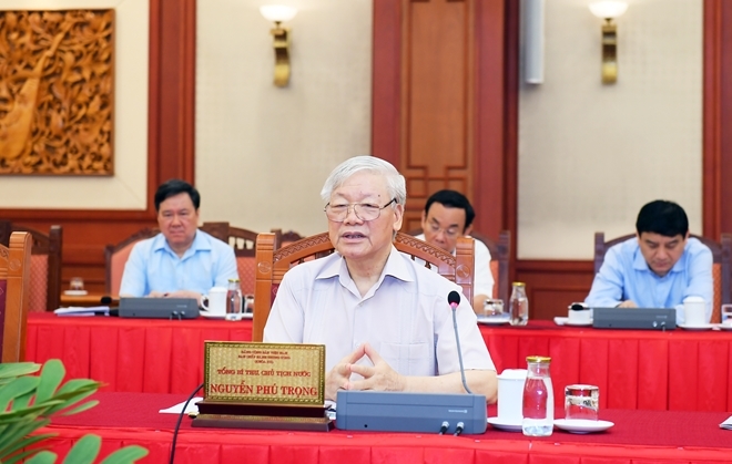 El secretario general del PCV y presidente del pais, Nguyen Phu Trong, conduce la reunión con el comité del partido del Ministerio de Seguridad Pública.