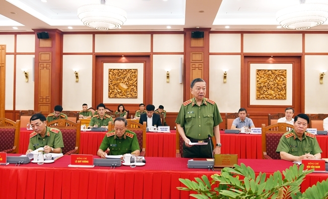 El ministro de Seguridad Pública, general To Lam, interviene en la reunión con el Buró Político.