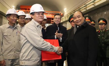 El primer ministro asiste a la ceremonia de inauguración de la construcción de la planta hidroeléctrica ampliada de Hoa Binh