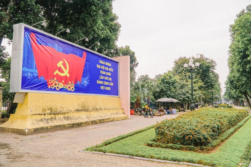 Un gran panel de bienvenida al próximo XIII Congreso Nacional del Partido Comunista de Vietnam se instala en la calle Tran Nhan Tong (Fuente: VNA)