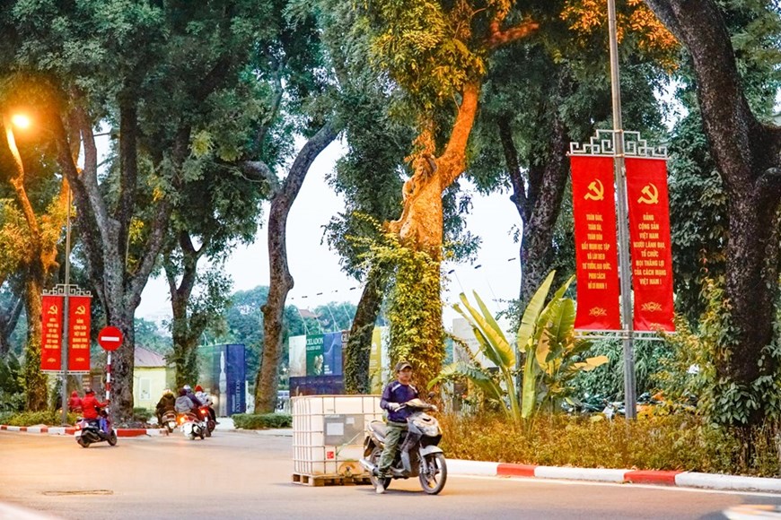 Las calles de Hanoi se engalanan de forma colorida con sistema de iluminaciones, pancartas, carteles y banderas nacionales (Fuente: VNA)