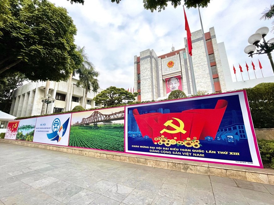 Carteles de bienvenida al próximo XIII Congreso Nacional del Partido Comunista de Vietnam adornan la sede del Comité Popular de Hanoi (Fuente: VNA)
