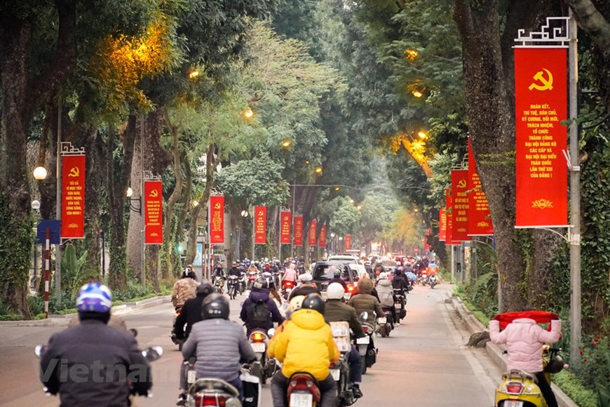 Lemas y pancartas rojas en la calle Le Hong Phong. (Fuente: VNA)