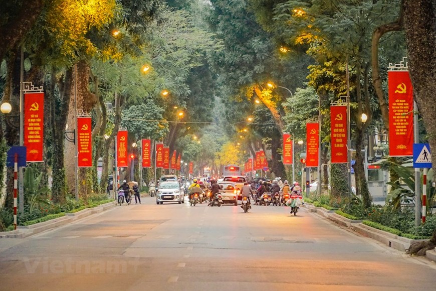 Las calles se adornan con coloridas iluminaciones brillantes y banderas nacionales (Fuente: VNA)