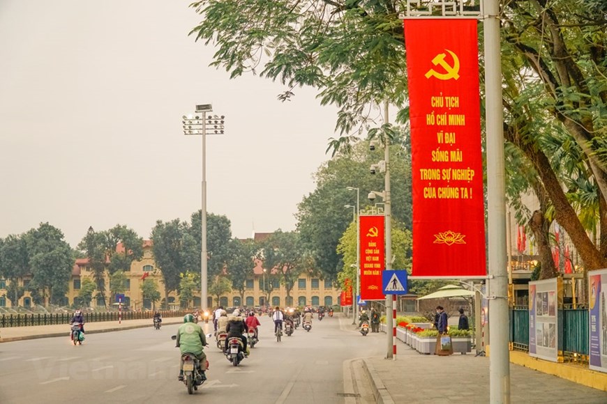 También se han colgado 400 banderas nacionales en las calles principales como Hung Vuong, Doc Lap, Chu Van An y Le Hong Phong, entre otras (Fuente: VNA)