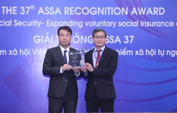 El director general del Seguro Social de Vietnam, Nguyen The Manh, recibió el Premio de Presidente de ASSA en la categoría “Renovación e innovación” por el aumento de la cobertura de seguro social voluntario. (Foto: VNA)
