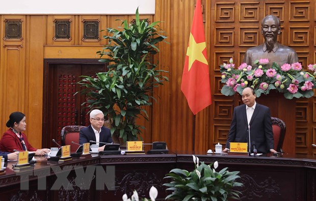 El premier Nguyen Xuan Phuc preside la reunión de trabajo con las autoridades locales.
