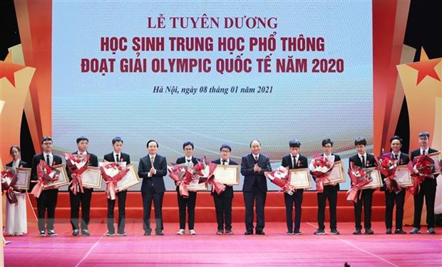 El primer ministro de Vietnam, Nguyen Xuan Phuc (sexto, derecho) en la actividad (Foto: VNA)