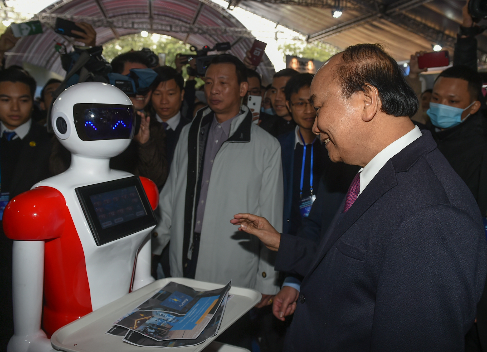 El primer ministro Nguyen Xuan Phuc visita un stand en la exposición (Foto: VGP)