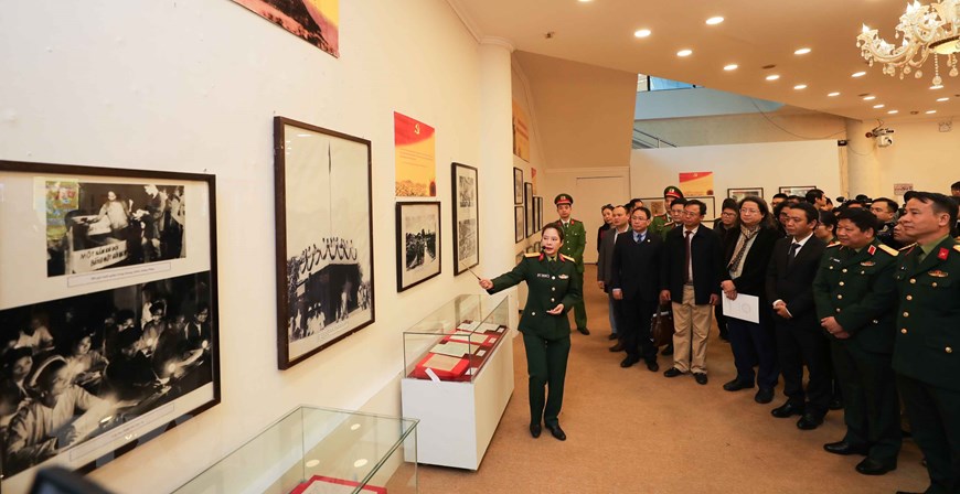 El evento incluye también las áreas de exhibición sobre las contribuciones del Ejército Popular en la construcción y defensa de la Patria, así como la confianza de la juventud vietnamita en el liderazgo del Partido y el Estado.