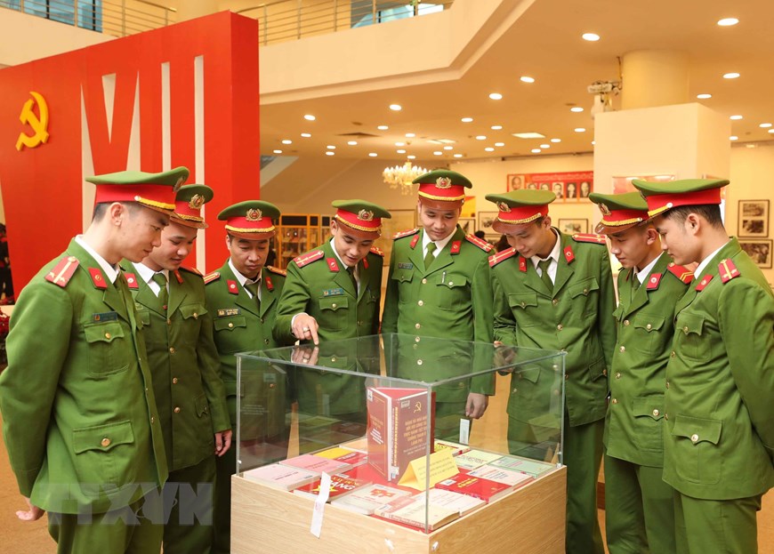El evento, bajo el auspicio de la Biblioteca Nacional de Vietnam y los museos de Historia Militar, y de la Juventud, se celebra en ocasión del 91 aniversario de la fundación del PCV (3 de febrero) y del XIII Congreso Nacional de la fuerza política, cuya apertura está prevista para el 25 de enero próximo.