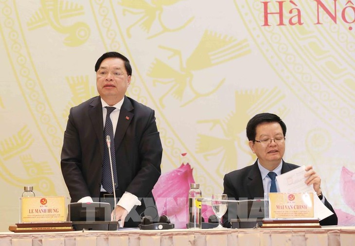 El subjefe de la Comisión de Propagación y Educación del Comité Central del Partido, Le Manh Hung (de pie) interviene en el encuentro. (Foto: VNA)