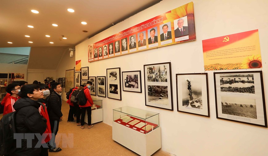 Se exhiben fotos y valiosos objetos y documentos sobre el liderazgo del PCV tanto en las luchas pasadas por la independencia nacional, como en el proceso actual de modernización e integración internacional de Vietnam.